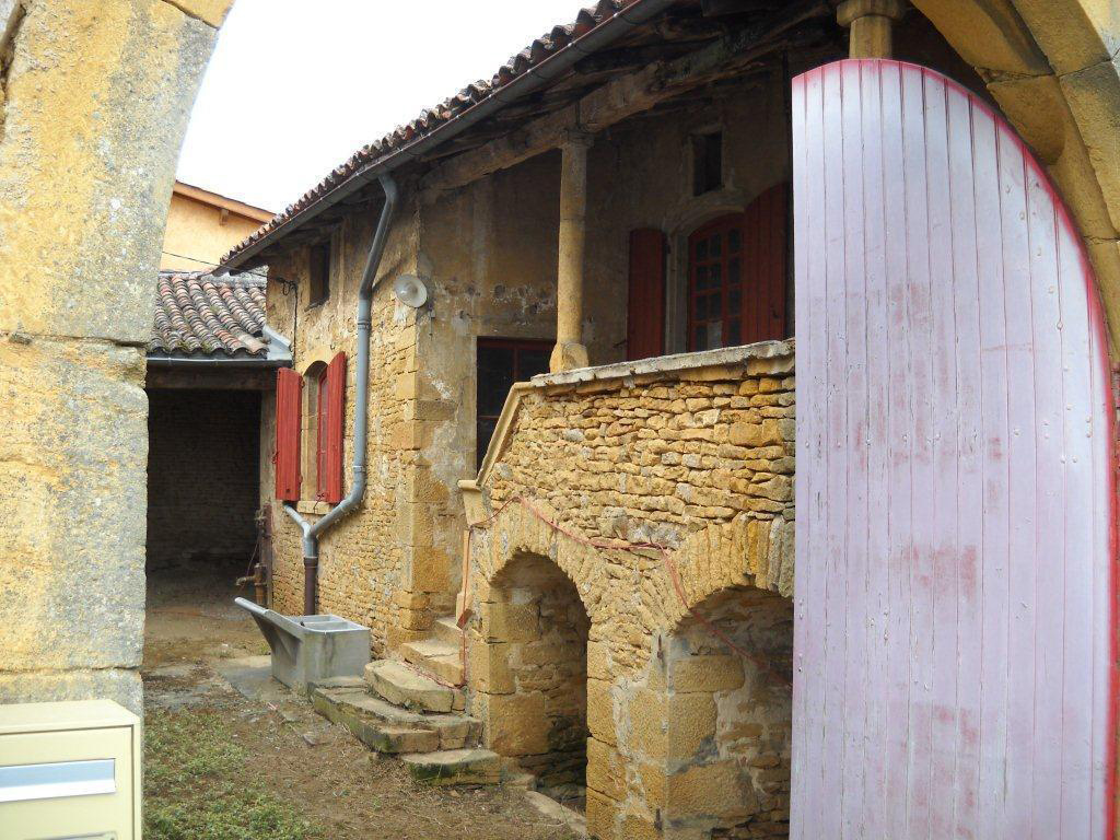 Gros travaux de réfection de façade de murs en pierre du beaujolais