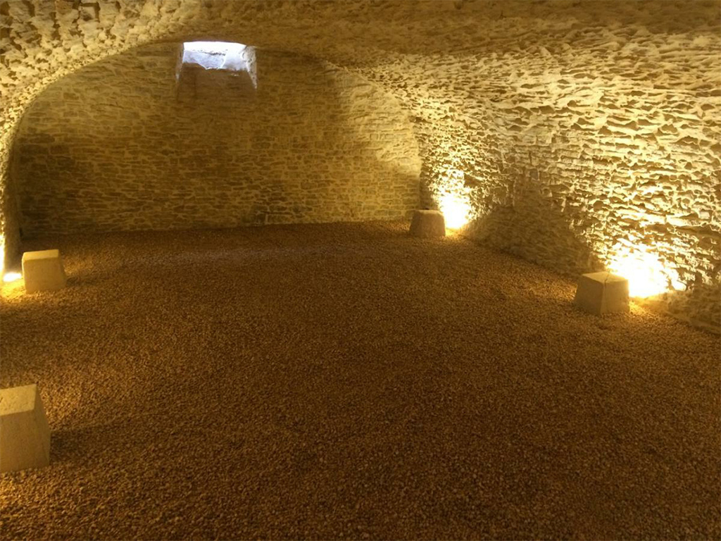 Cave voutée dans le beaujolais en pierre du beaujolais