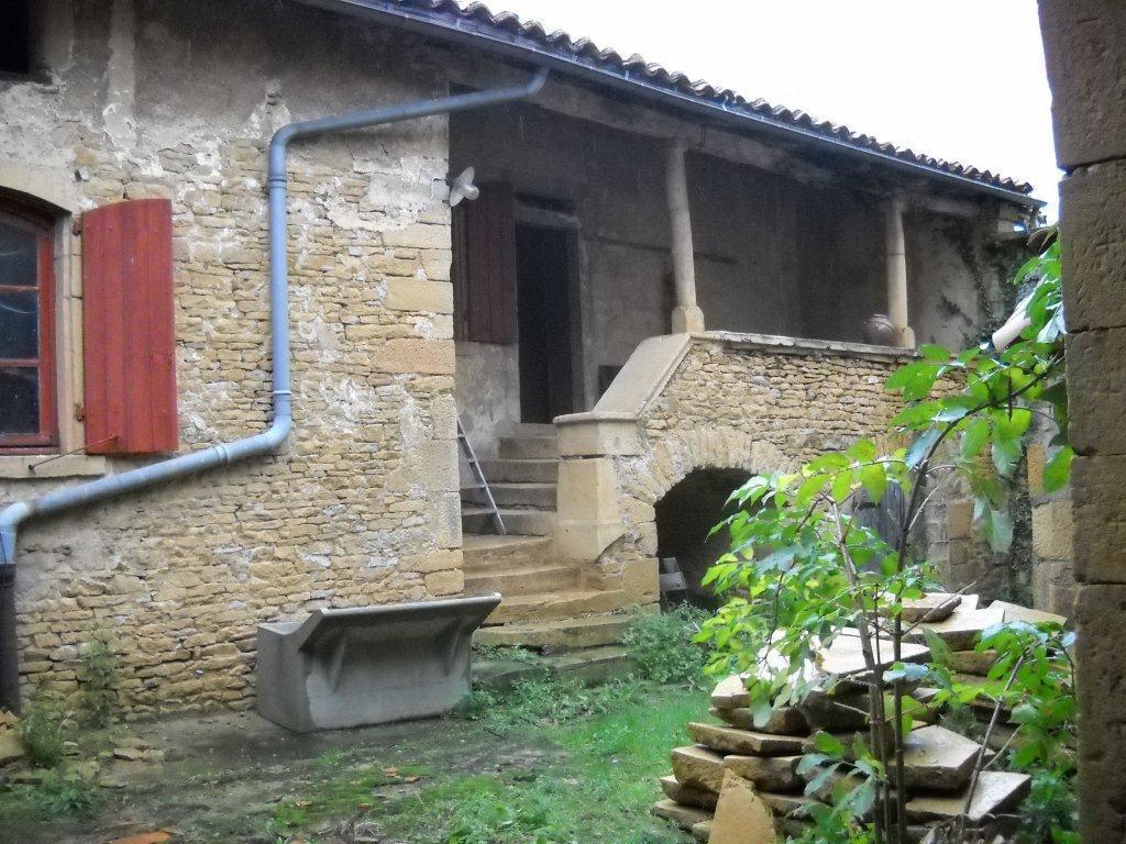 Maison dans le beaujolais avant travaux de maçonnerie Eric Just
