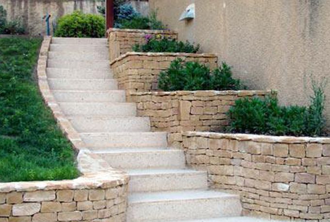 Escalier beton et mur en pierre 