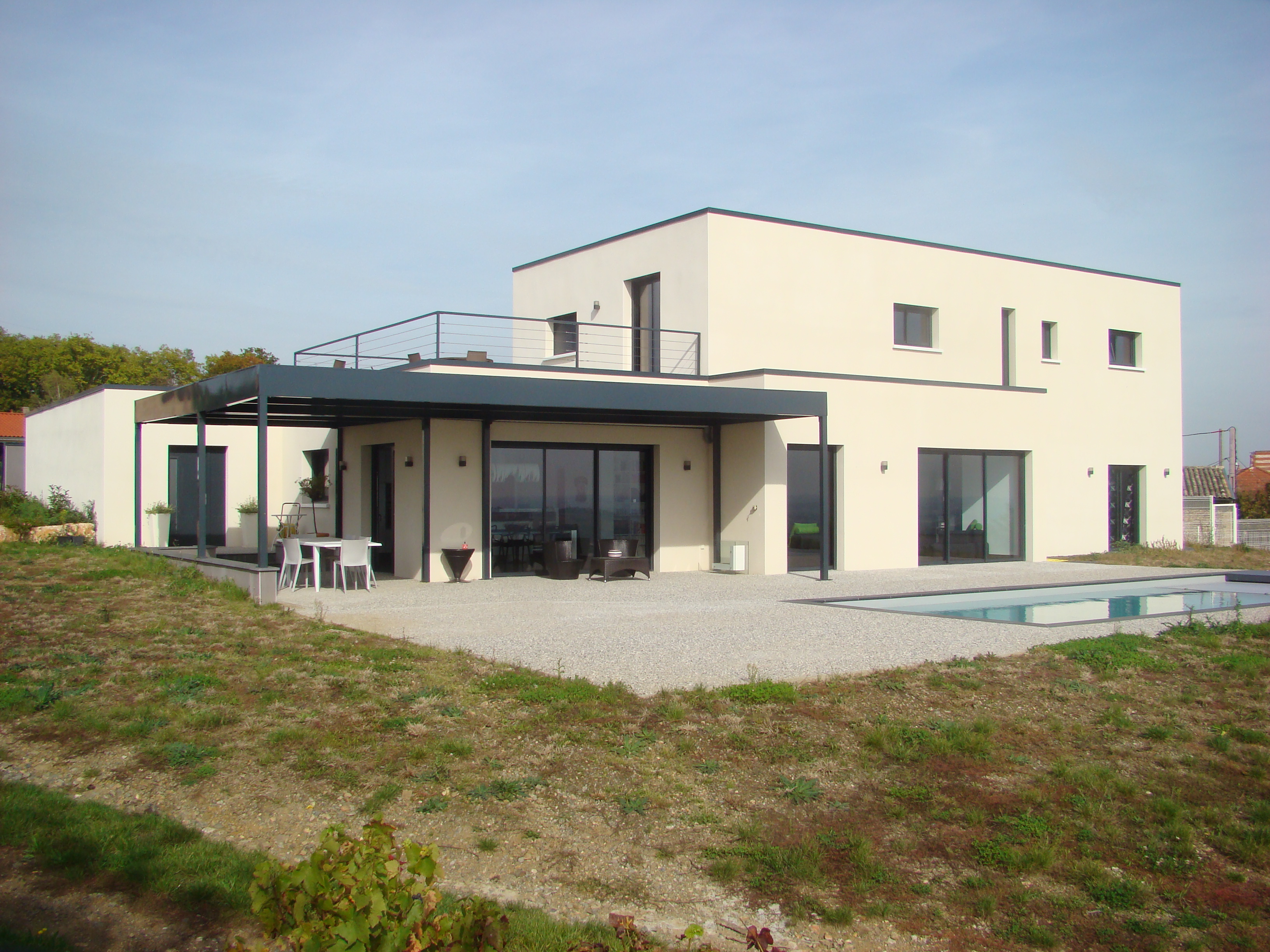 Construction maison contemporaine toit plat dans le rhône