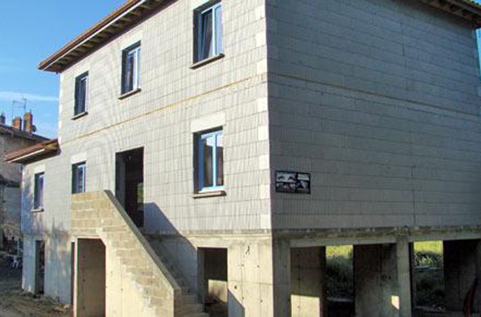 construction de maison en pierres dorées, en briques , en béton cellulaire