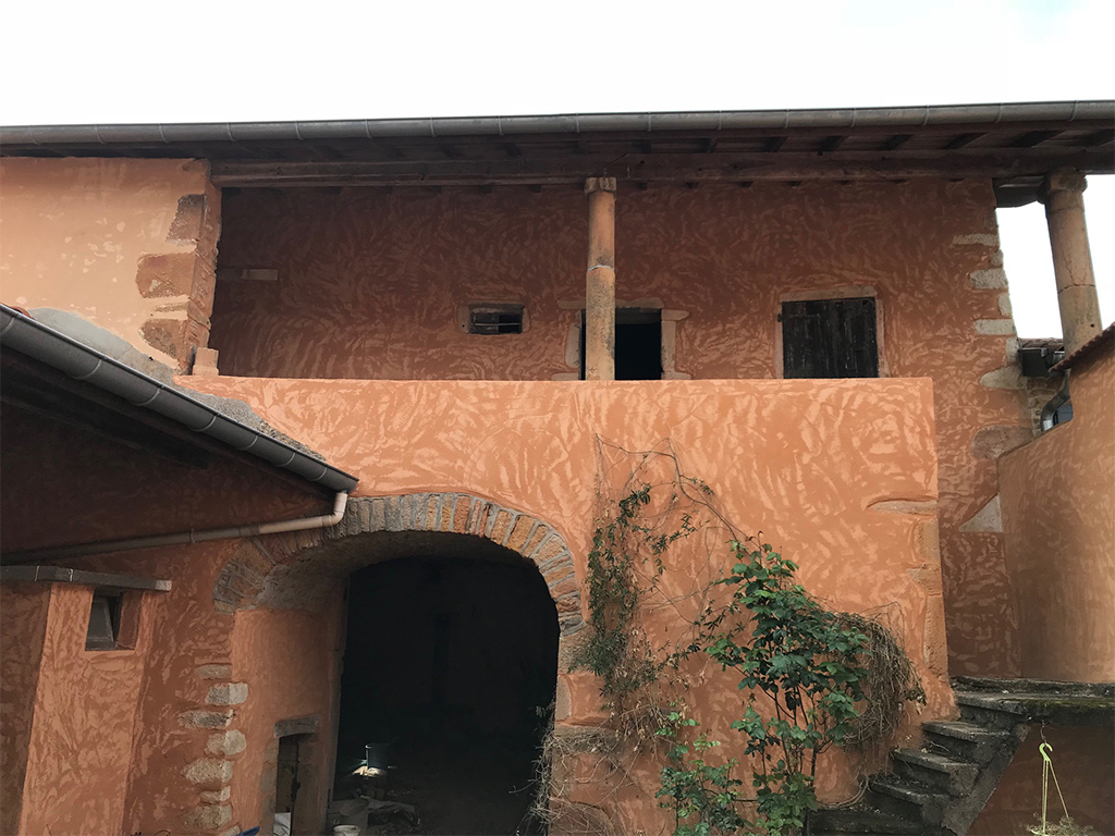 Travail à la chaux pour la rénovation de mur en pierre