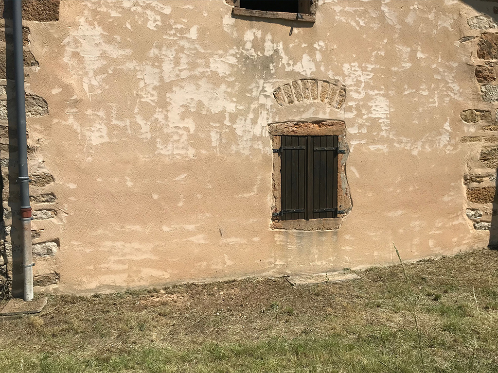 Renovation de façade de maison individuelle travail à la chaux