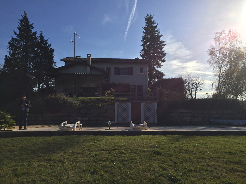 Vue d'ensemble d'une maison avant sa rénovation par SARL Eric Just rhône