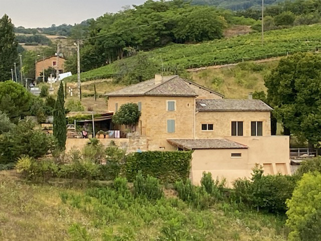 Vue d'ensemble d'une maison après rénovation