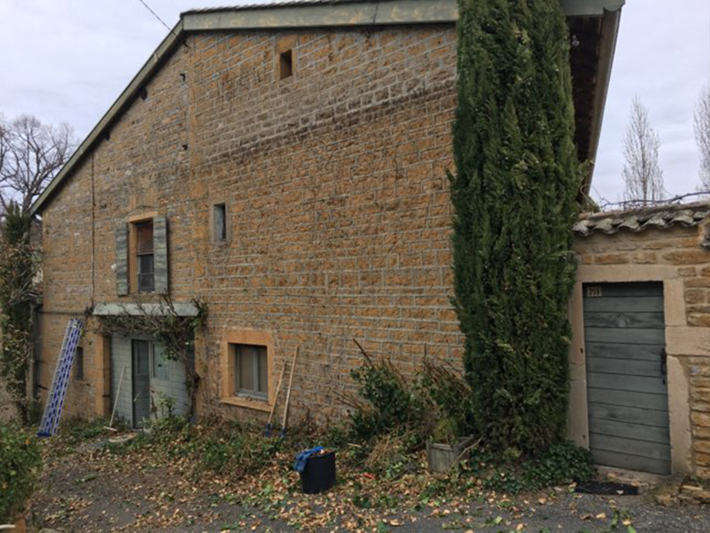 Mur pierre dorée dans le beaujolais avant travaux de maçonnerie