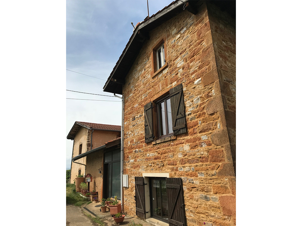 Façade d'une maison du beaujolais avant rénovation par la société Eric Just