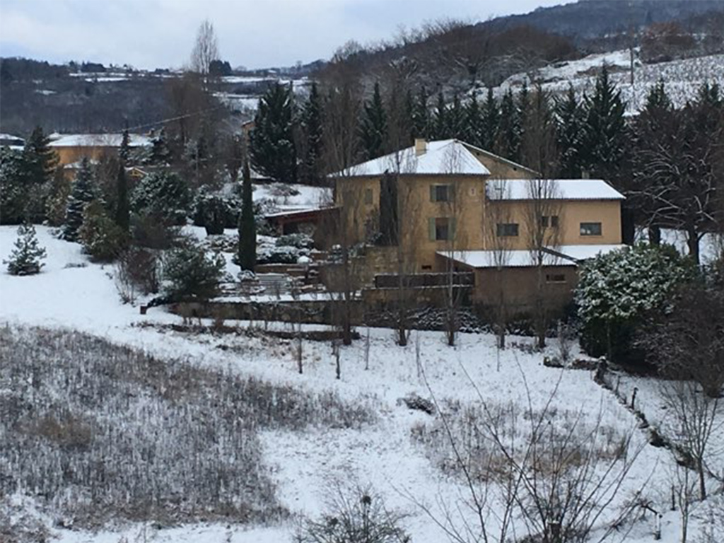 Vue d'ensemble d'une batisse dans le beaujolais avant travaux de rénovation